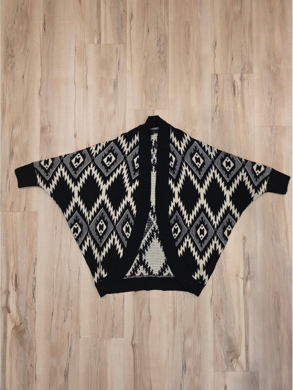 Forever 21 Black and Cream Geometric Patterned Knit Cardigan Size Small